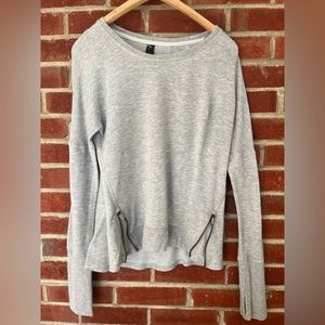 Athletic shirt with zippers